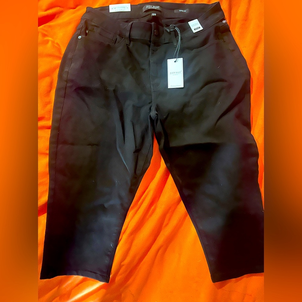 NWT Judy blue black capri